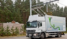 Un camion electric ruleaza pe o autostrada electrificata